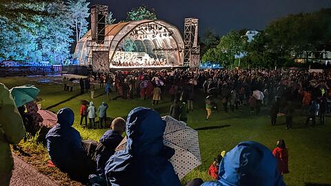 Ein Hauch von Verona: Rund 1500 Besucher verfolgten das regnerische Konzert der Reihe "Oper für alle" im Mangfallpark am Stadtrand von Rosenheim.