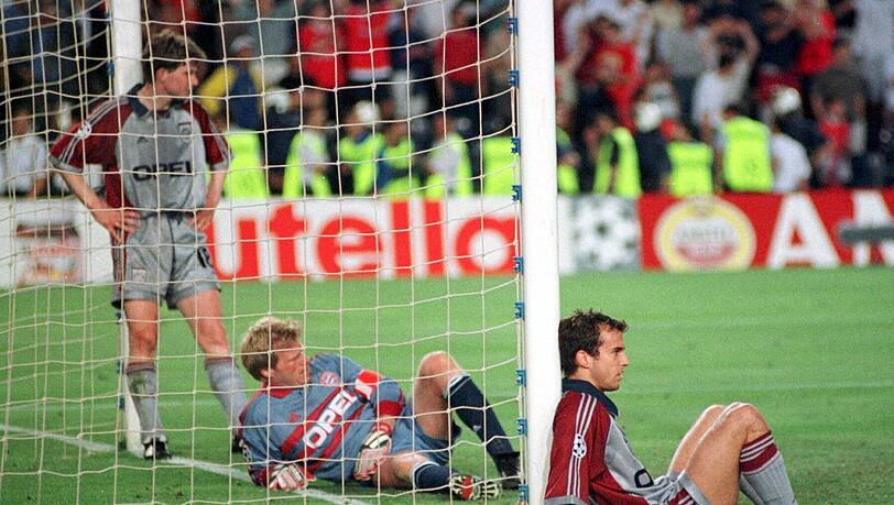 Bayern Münchens Torwart Oliver Kahn (M) und Mehmet Scholl (r) und Michael Tarnat (L) sind am 26.05.1999 nach dem Champions League Finale gegen Manchester United enttäuscht.