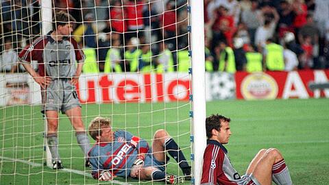 Bayern Münchens Torwart Oliver Kahn (M) und Mehmet Scholl (r) und Michael Tarnat (L) sind am 26.05.1999 nach dem Champions League Finale gegen Manchester United enttäuscht.