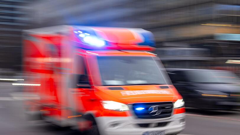 Beide Männer wurden in ein Krankenhaus gebracht. (Symbolbild)