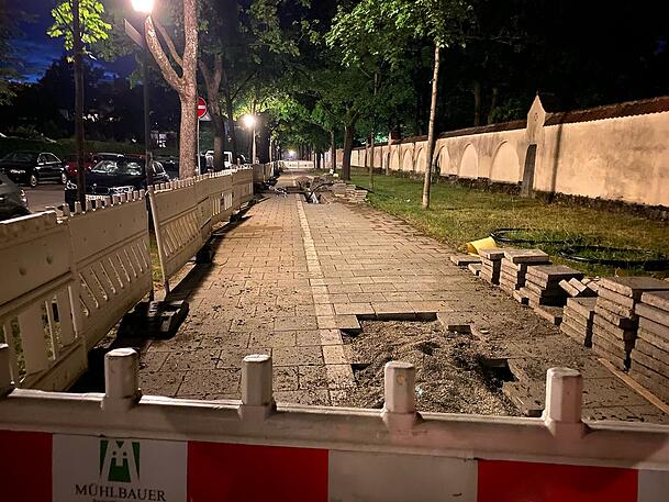Die Straßenbauarbeiten ziehen sich – an der Baustelle für Personalwohnungen der Stadt entlang – bis zur Parzivalstraße.