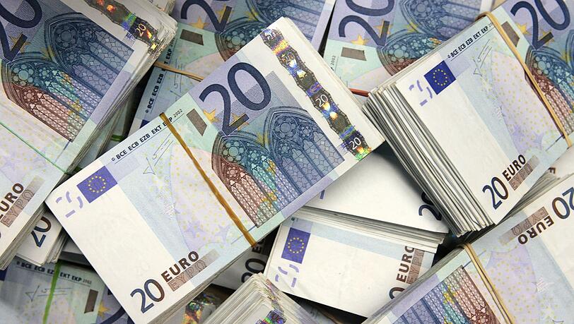 Gegen den 50-j&auml;hrigen Fahrer des Autos ermittelt die Polizei wegen mutma&szlig;licher Geldw&auml;sche. (Symbolbild)