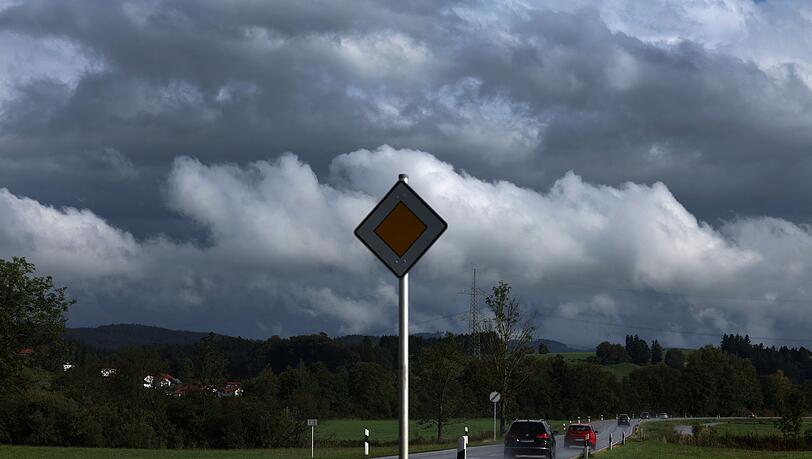 Heute könnte es noch einmal heiß werden, doch für den Mittwoch erwartet der Deutsche Wetterdienst Regen und einen kräftigen Temperatursturz in Bayern. (Symbolbild) Heute könnte es noch einmal heiß werden, doch für den Mittwoch erwartet der Deutsche Wetterdienst Regen und einen kräftigen Temperatursturz in Bayern. (Symbolbild)