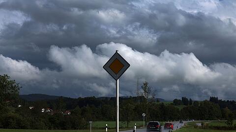 Heute k&ouml;nnte es noch einmal hei&szlig; werden, doch f&uuml;r den Mittwoch erwartet der Deutsche Wetterdienst Regen und einen kr&auml;ftigen Temperatursturz in Bayern. (Symbolbild)