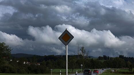 Heute k&ouml;nnte es noch einmal hei&szlig; werden, doch f&uuml;r den Mittwoch erwartet der Deutsche Wetterdienst Regen und einen kr&auml;ftigen Temperatursturz in Bayern. (Symbolbild)