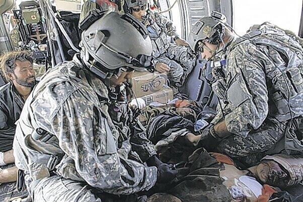 Nach dem Kampf um Mardschah: US-Soldaten behandeln in einem Medevac-Hubschrauber verletzte Taliban-Kämpfer. Foto: AP