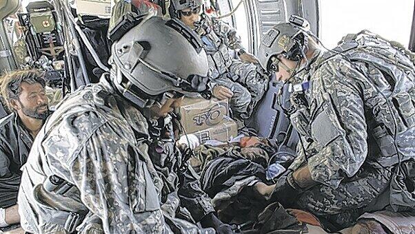 Nach dem Kampf um Mardschah: US-Soldaten behandeln in einem Medevac-Hubschrauber verletzte Taliban-Kämpfer. Foto: AP Nach dem Kampf um Mardschah: US-Soldaten behandeln in einem Medevac-Hubschrauber verletzte Taliban-Kämpfer. Foto: AP