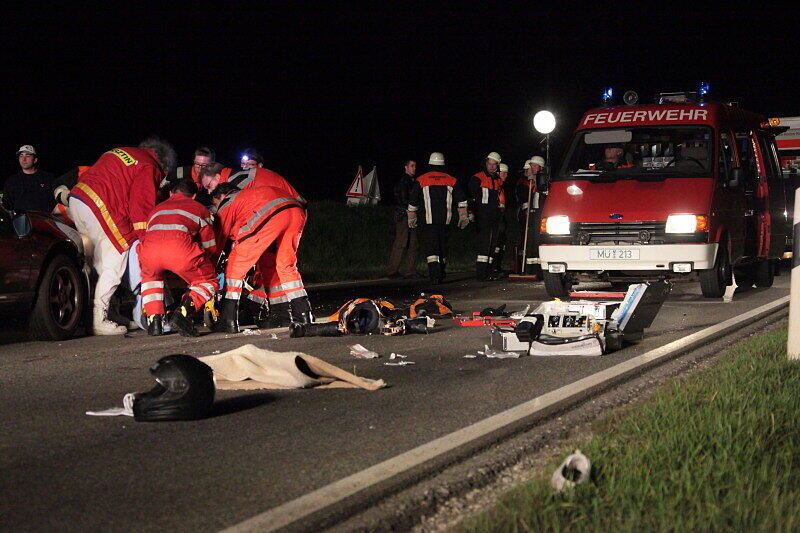 Schwerer Unfall auf der B 15: Zwei Verletzte