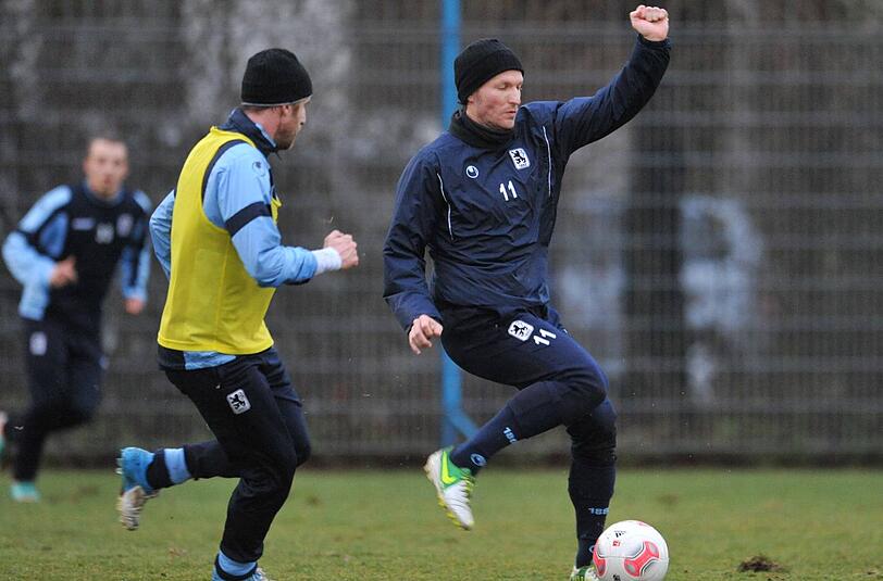 Trainingsauftakt bei den Löwen: Daniel Bierofka und Benny Lauth (r.) vom TSV 1860 kämpfen um den Ball.