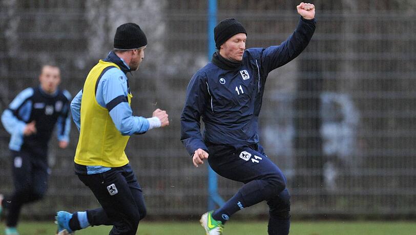 Trainingsauftakt bei den Löwen: Daniel Bierofka und Benny Lauth (r.) vom TSV 1860 kämpfen um den Ball. Trainingsauftakt bei den Löwen: Daniel Bierofka und Benny Lauth (r.) vom TSV 1860 kämpfen um den Ball.