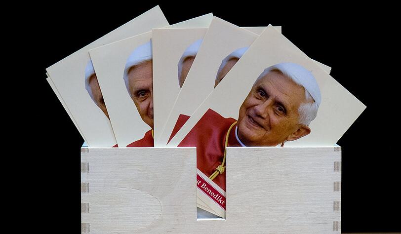 Auch ein nettes Souvenir: Papst Benedikt XVI. ist in einem Geschäft in Dresden auf Postkarten abgebildet.