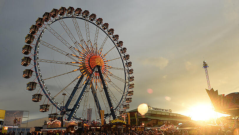 Was für ein Bild: Die Sonne gab der Wiesn am Sonntagabend nochmal einen Abschiedskuss. Was für ein Bild: Die Sonne gab der Wiesn am Sonntagabend nochmal einen Abschiedskuss.