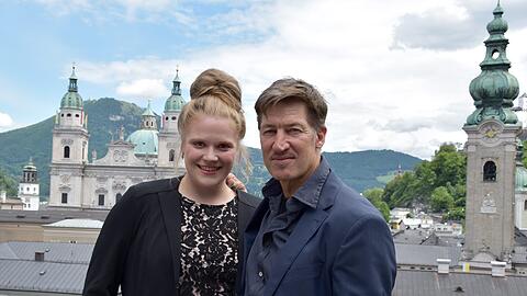 Stefanie Reinsberger (Buhlschaft) und Tobias Moretti (Jedermann) vor der Bilderbuch-Kulisse der Salzburger Altstadt.