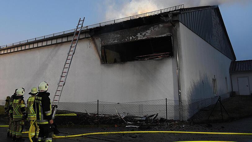 Großeinsatz am Pfingstsonntag: Mehrere Feuerwehren haben in Mühldorf einen Penny-Supermarkt gelöscht.
