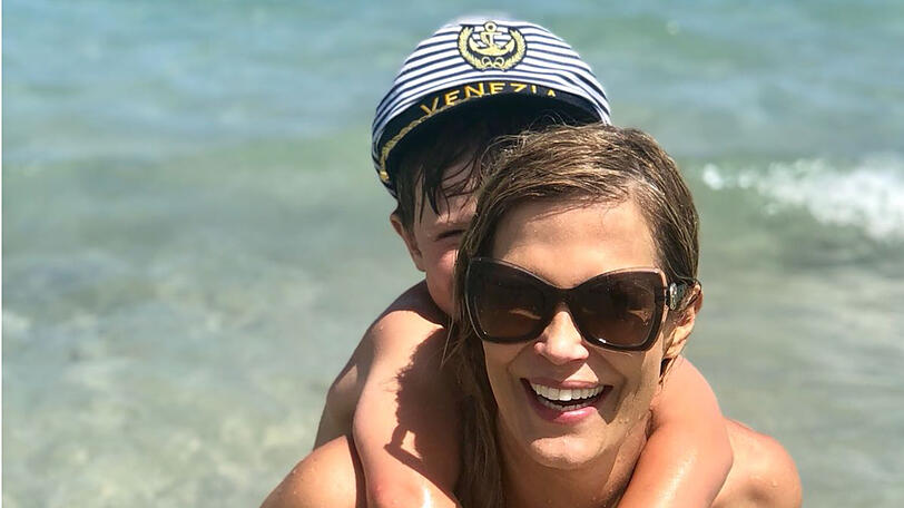 Weil ihr Mann arbeiten muss, hat Moderatorin Verena Wriedt kurzerhand eine Freundin mit nach Ibiza genommen &ndash; und natürlich Söhnchen Lio, den sie hier aus dem Meer trägt.