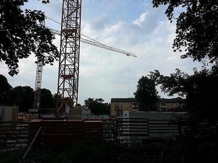 Nach dem Abriss eines alten Wohngebäudes am Canaletto wird derzeit  an einer der größten Baustellen Münchens gewerkelt. Foto: Strasser