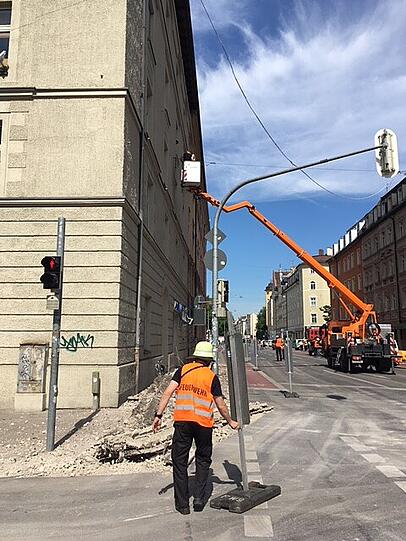 In der Kapuzinerstraße sind Teile eines Hausdachs einfach auf die Straße gefallen.