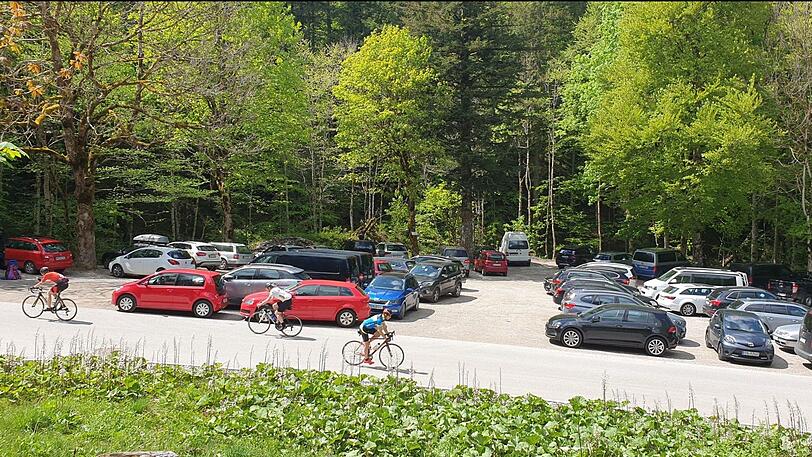 Hier geht nix mehr: ein Wanderparkplatz im Suttengebiet bei schönstem Sommerwetter. Viele stellen dann ihr Auto einfach in der Natur ab.