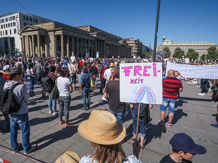 Auf dem Stuttgarter Schlossplatz versammelten sich zwischen 350 und 500 Menschen.