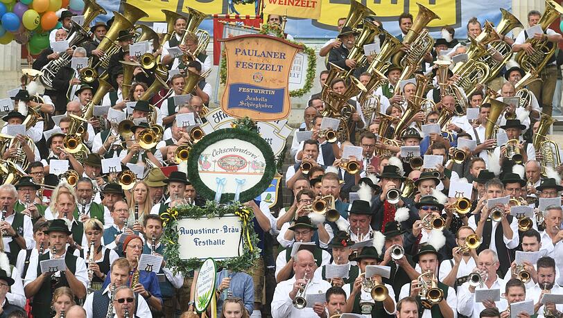 Musiker stehen beim Platzkonzert der Wiesnwirte auf den Stufen der Bavaria.