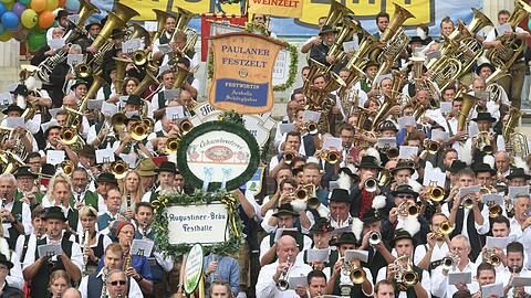 Musiker stehen beim Platzkonzert der Wiesnwirte auf den Stufen der Bavaria.
