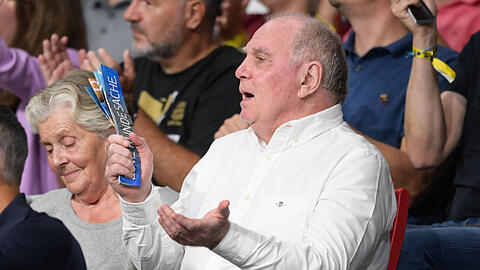 Ein echter Basketball-Fan: Bayern-Ehrenpräsident Uli Hoeneß.