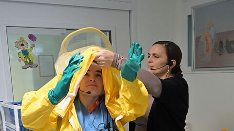 Allein das Anziehen der Schutzanz&uuml;ge ist aufwendig - es dauert etwa 15 Minuten.