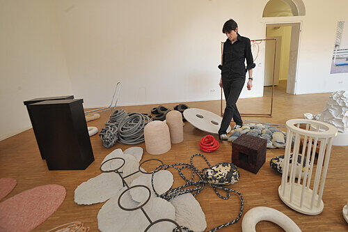 Materiallager oder Kunstwerk? Die in Nürnberg geborene Gisela Kleinlein in ihrer Installation &bdquo;Haufenbildung&ldquo;.