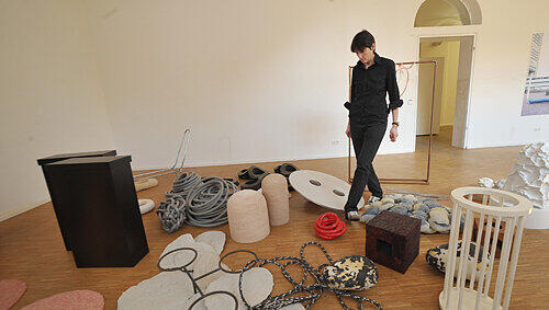 Materiallager oder Kunstwerk? Die in Nürnberg geborene Gisela Kleinlein in ihrer Installation „Haufenbildung“. Materiallager oder Kunstwerk? Die in Nürnberg geborene Gisela Kleinlein in ihrer Installation „Haufenbildung“.