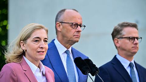Kanzleramtschefin Nina Warken (CDU), Bundeskanzler Friedrich Merz (CDU), und Gesundheitsminister Linnemann wollen Reformen anpacken. (Archivfoto)