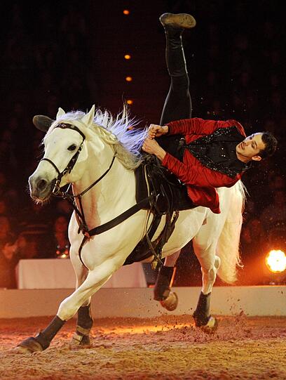 Reiterei trifft Musik und Tanz: eine Szene aus der neuen Apassionata-Show in der Olympiahalle.