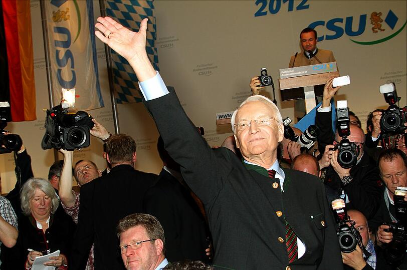 Bier und Politik - eine wundervolle Symbiose, zumindest am Aschermittwoch: Sehen Sie hier die Bilder des deftigen Polit-Klamauks mit OB Ude, Horst Seehofer, Claudia Roth und Co....