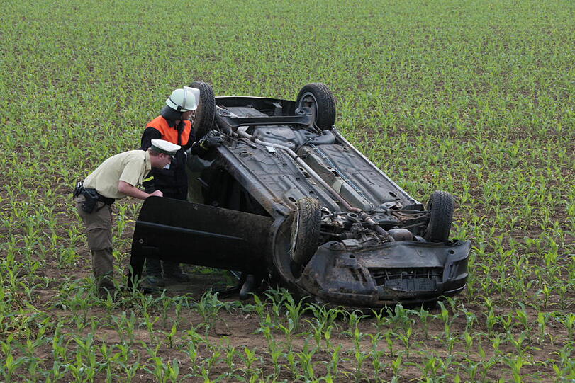 Unfall bei Ampfing: Ein Kleinwagen brettert durchs Bankett und landet auf einem Feld auf dem Dach. Der Fahrer wird nur leicht verletzt