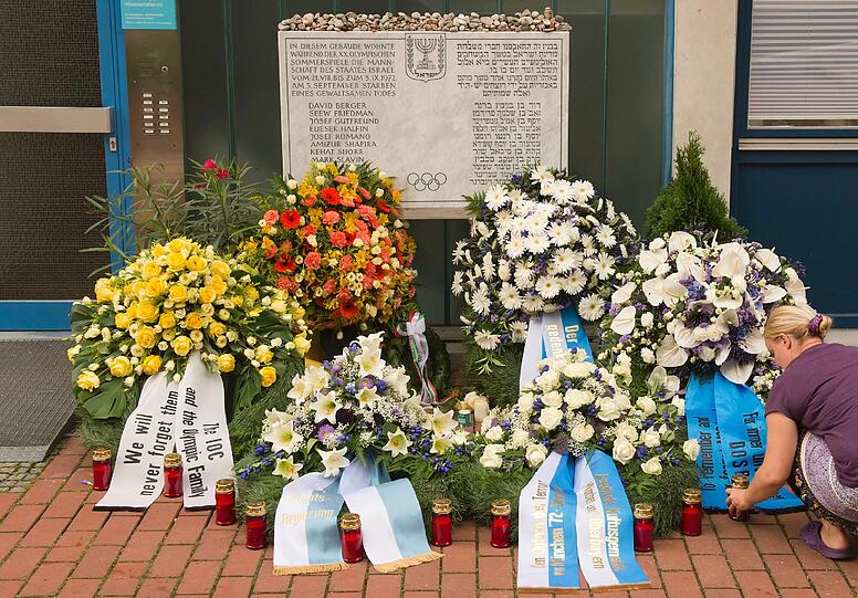Angehörige und Hinterbliebene sowie deutsche und israelische Vertreter gedenken der Opfer des Attentats von 1972.