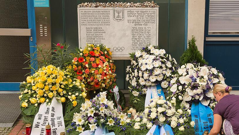 Blumenkränze vor der Connollystraße 31,  Schauplatz des Attentats von 1972.