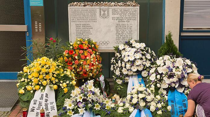 Blumenkränze vor der Connollystraße 31,  Schauplatz des Attentats von 1972.