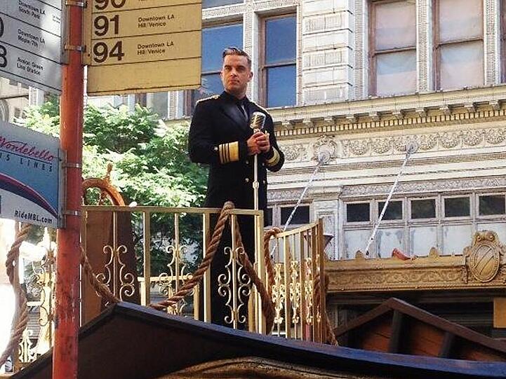 Macht überall eine gute Figur: Robbie Williams auf einem Holzboot