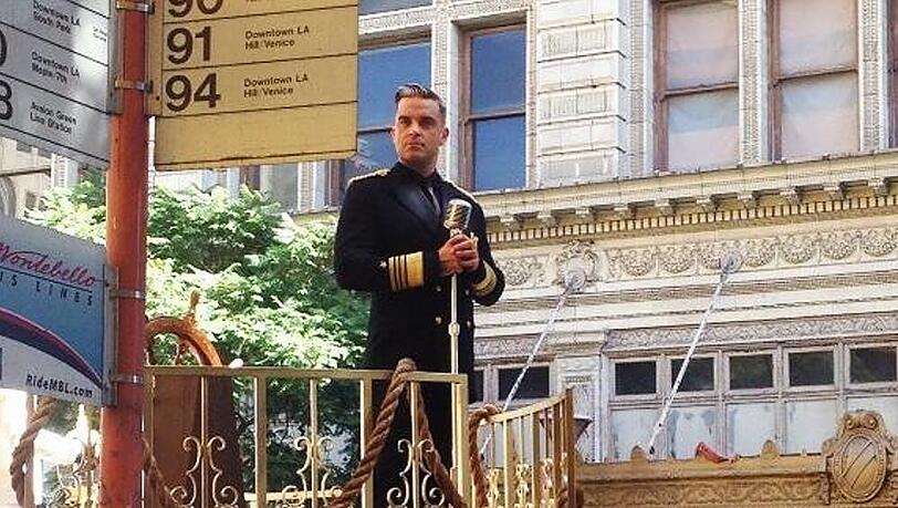 Macht überall eine gute Figur: Robbie Williams auf einem Holzboot Macht überall eine gute Figur: Robbie Williams auf einem Holzboot