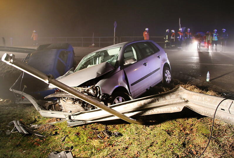 Beim Verkehrsunfall auf der B20 bei Oberndorf Gemd gab es einen Toten und 3 Mittel - bis Schwerverletzte.