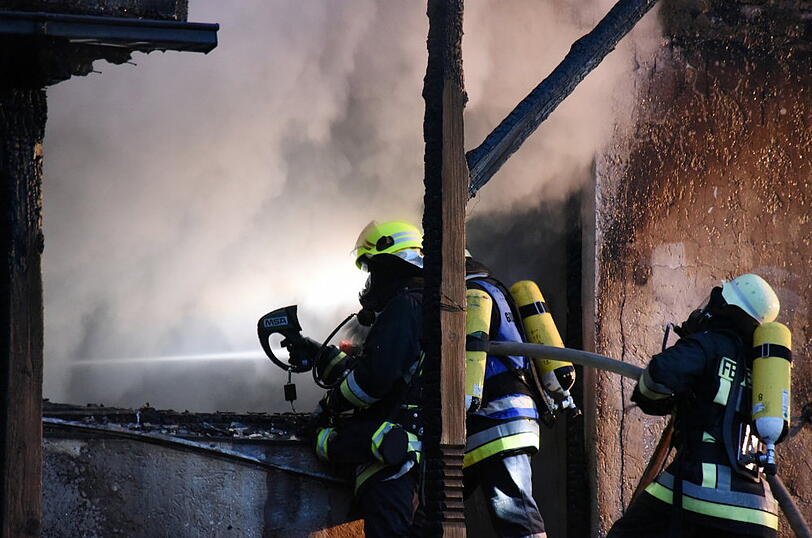 Stundenlang kämpfte die Feuerwehr gegen die Flammen in Vilsheim-Kemoden. Die Bilder vom Einsatz.