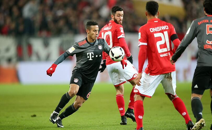 THIAGO:  NOTE 3.
Teil zwei der Doppelsechs: Der Spanier hatte ohne Alonso mehr Räume  
und noch mehr Ballkontakte. In den Zweikämpfen gefordert, bestand  
meist die Prüfungen.