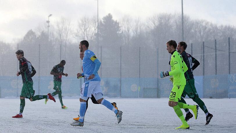 Schneegestöber und Fußball geht nicht? geht doch! Der TSV 1860 testete gegen Wacker Innsbruck auf schneeweißem Kunstrasen an der Grünwalder Straße - vorher mussten Funktionäre und Nachwuchsspieler Schneeschippen.