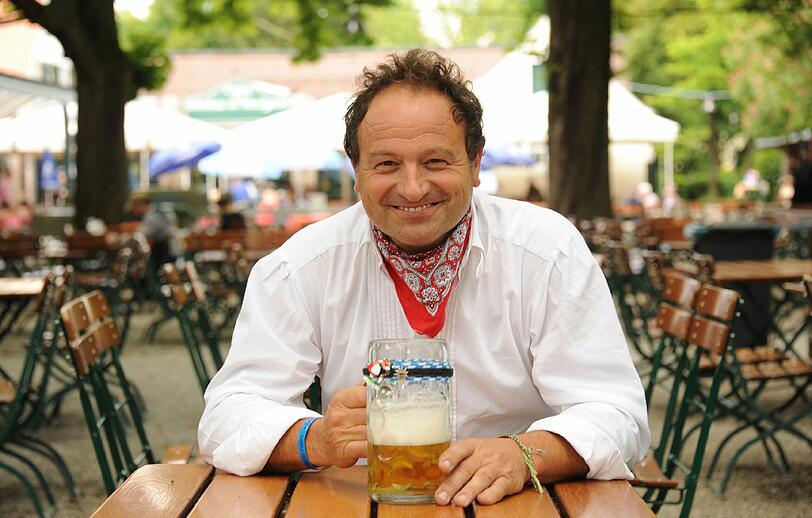 Pfarrer Rainer Maria Schießler in seinem grünen Wohnzimmer, das freilich nicht immer so leer ist wie hier.