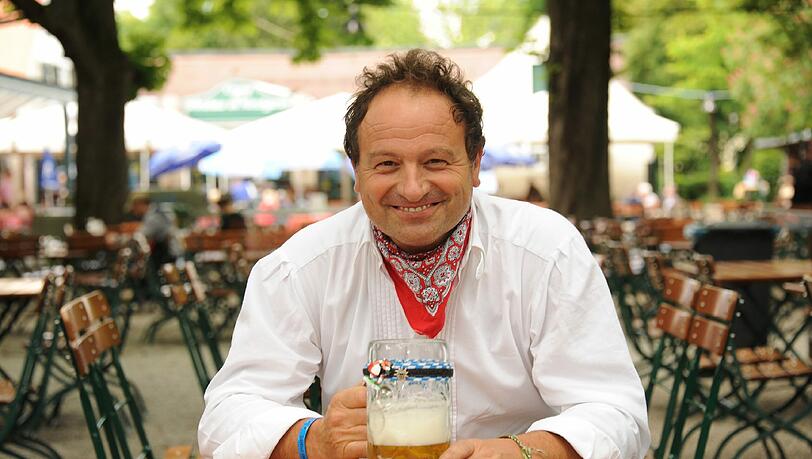Pfarrer Rainer Maria Schießler in seinem grünen Wohnzimmer, das freilich nicht immer so leer ist wie hier. Pfarrer Rainer Maria Schießler in seinem grünen Wohnzimmer, das freilich nicht immer so leer ist wie hier.