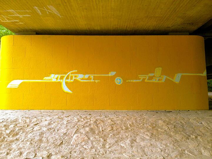 Unter der Brudermühlbrücke schaut's jedes Jahr anders bunt aus: Grafittisprayer verkünstlern sich hier bei "Isart".