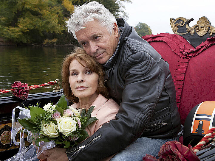 Paul (Henry Hübchen) beschützt Marlene (Senta Berger), die Angst vor Wasser hat und keine Bootsfahrten verträgt.