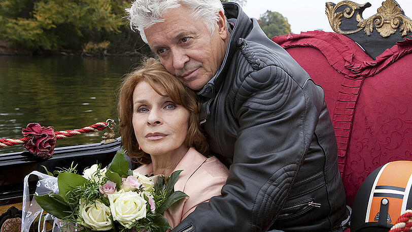 Paul (Henry Hübchen) beschützt Marlene (Senta Berger), die Angst vor Wasser hat und keine Bootsfahrten verträgt. Paul (Henry Hübchen) beschützt Marlene (Senta Berger), die Angst vor Wasser hat und keine Bootsfahrten verträgt.