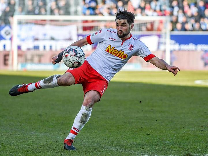 Oliver Hein von Regensburg am Ball. Foto: Armin Weigel/dpa/Archiv