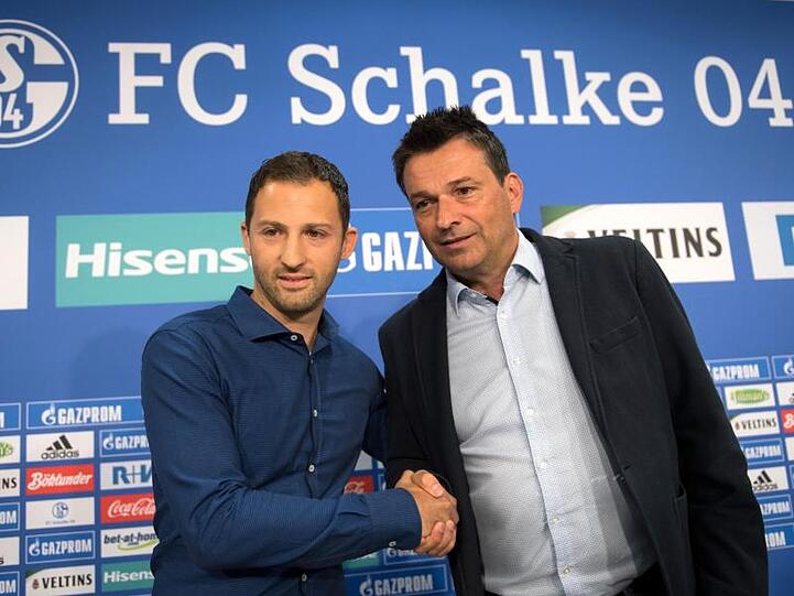 Schalkes Sportvorstand Christian Heidel (r) baut darauf, dass Trainer Domenico Tedesco mit dem FC Schalke den Dortmunder eine Niederlage beibringen wird.