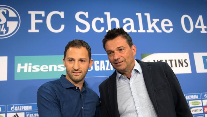 Schalkes Sportvorstand Christian Heidel (r) baut darauf, dass Trainer Domenico Tedesco mit dem FC Schalke den Dortmunder eine Niederlage beibringen wird. Schalkes Sportvorstand Christian Heidel (r) baut darauf, dass Trainer Domenico Tedesco mit dem FC Schalke den Dortmunder eine Niederlage beibringen wird.